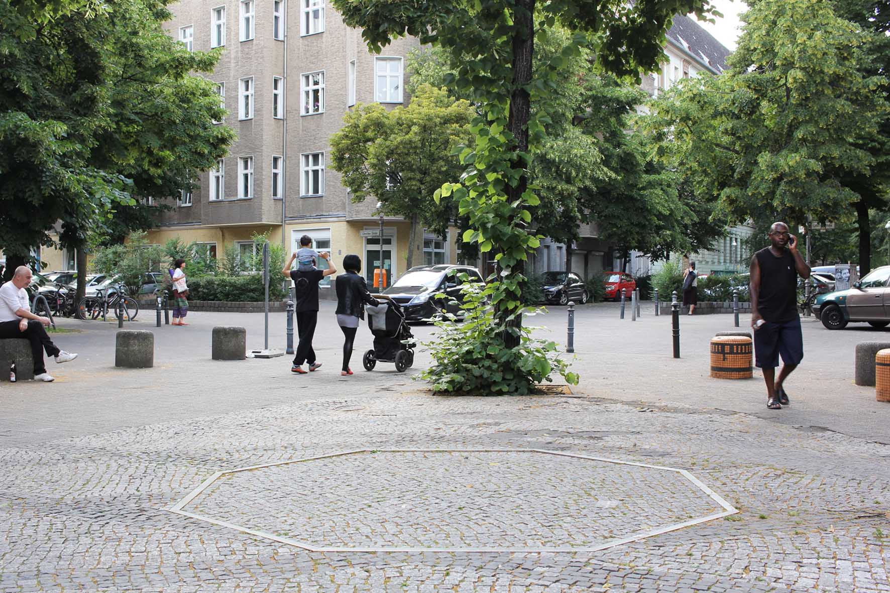 Malplaquetstraße ein achteckiger Metallriss auf dem Boden, markiert den ehemaligen Standort ein Café Achteck - Berlin's klassischen grün-lackierten gusseisernen Bedürfnisanstalten aus dem 19. Jahrhundert