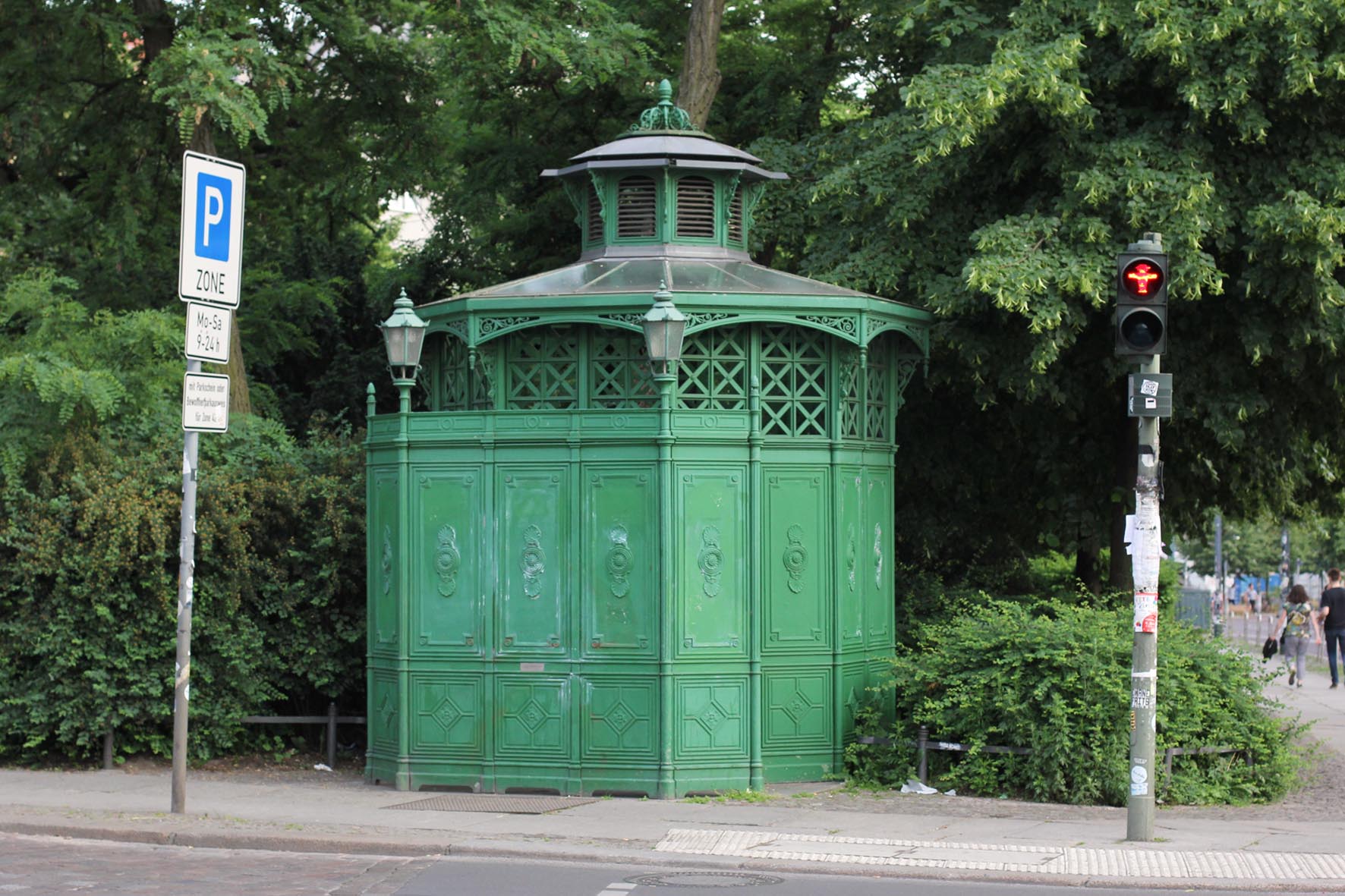 Café Achteck - Senefelderplatz - ein Exemplar von Berlin's klassischen grün-lackierten gusseisernen Bedürfnisanstalten aus dem 19. Jahrhundert