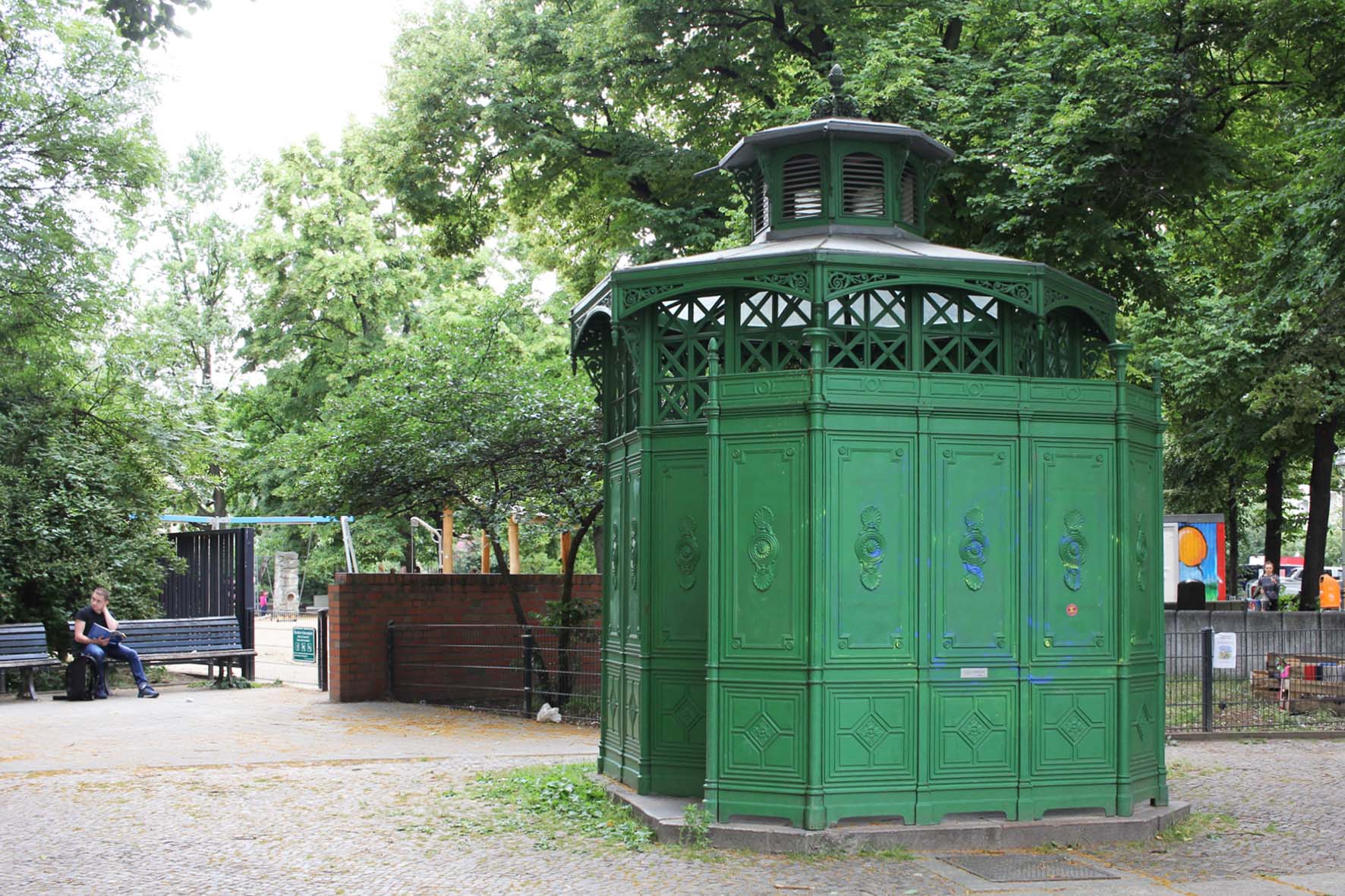 Café Achteck - Stephanplatz - ein Exemplar von Berlin's klassischen grün-lackierten gusseisernen Bedürfnisanstalten aus dem 19. Jahrhundert