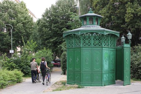 Café Achteck - Unionplatz - ein Exemplar von Berlin's klassischen grün-lackierten gusseisernen Bedürfnisanstalten aus dem 19. Jahrhundert