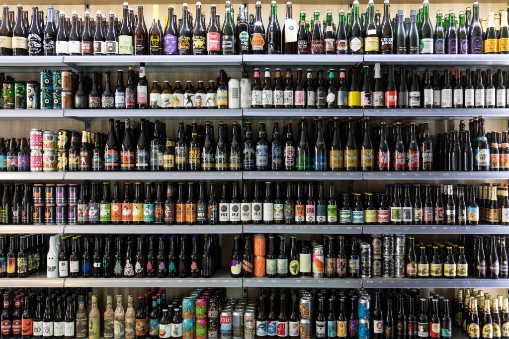 Regale voll mit Bier im Biererei Store Berlin - ein Craft Beer Bottle Shop in Kreuzberg