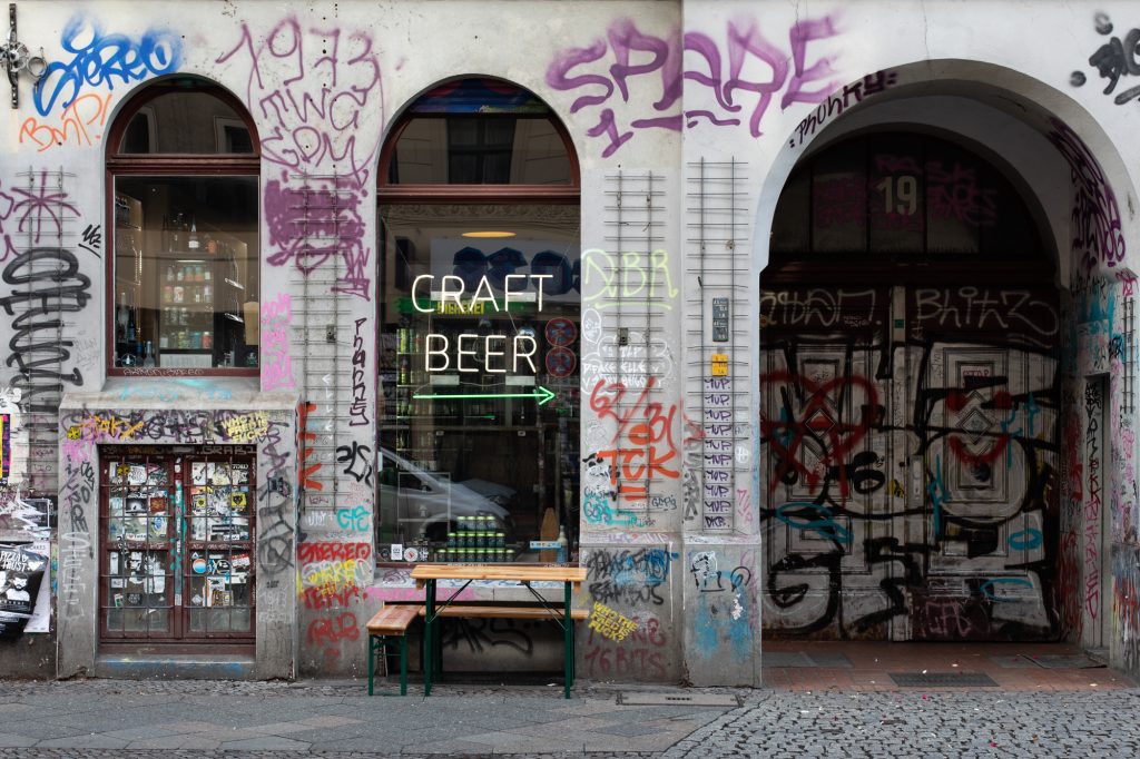 Biererei Store Berlin - a craft beer bottle shop in Kreuzberg - seen from the street on Oranienstraße
