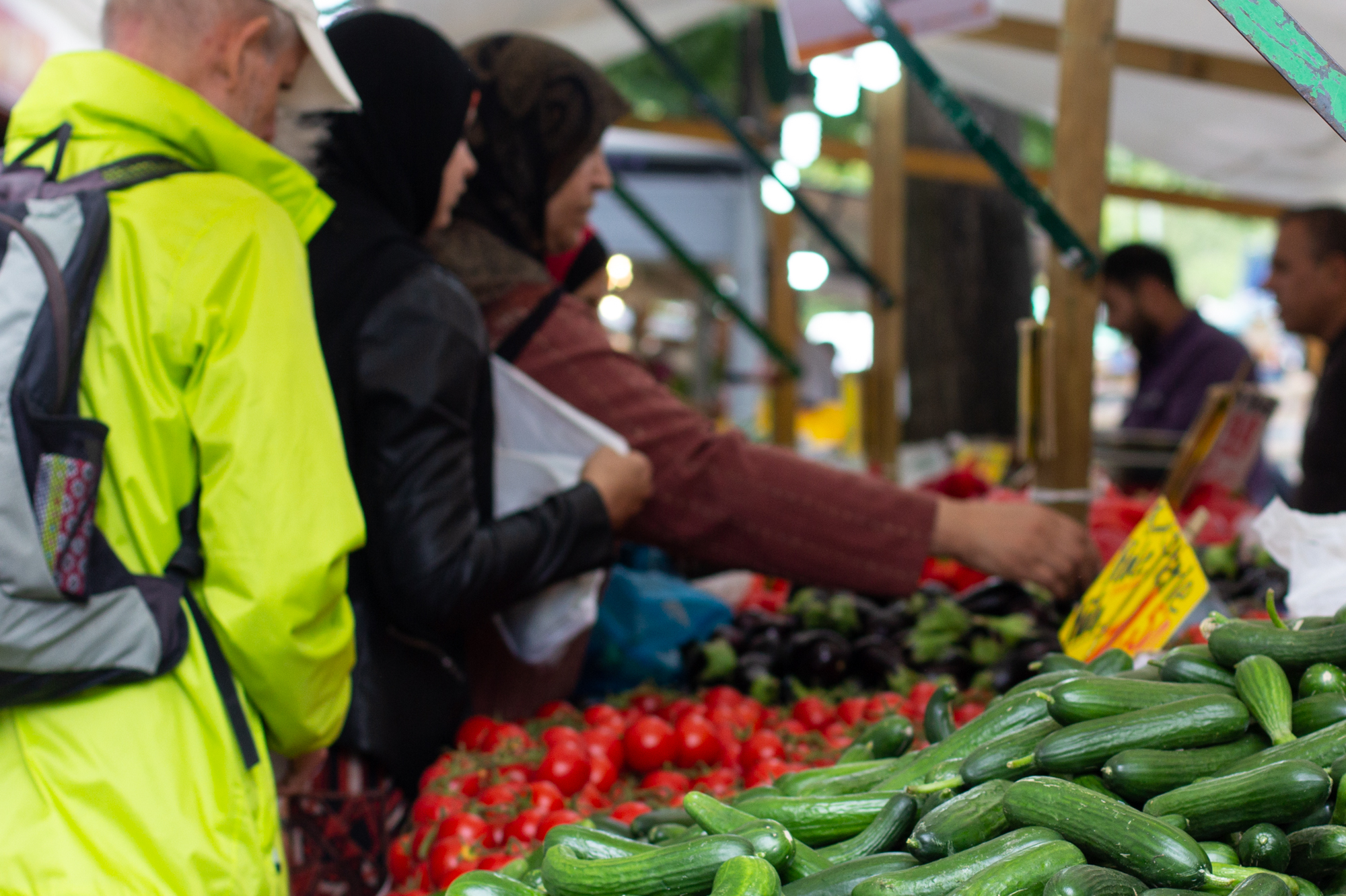 Ein Obst- und Gemüsestand auf dem sehr bunten türkischen Markt am Maybachufer in Berlin Neukölln