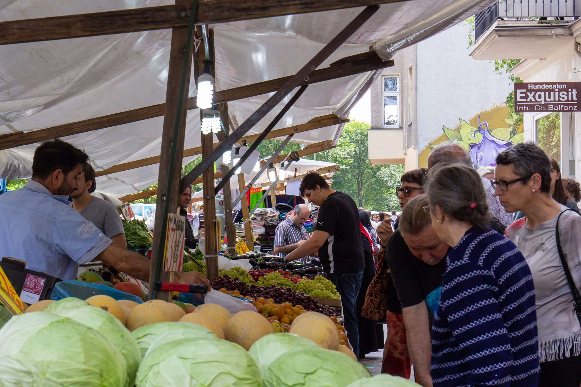 Ein Obst- und Gemüsestand auf dem sehr bunten türkischen Markt am Maybachufer in Berlin Neukölln
