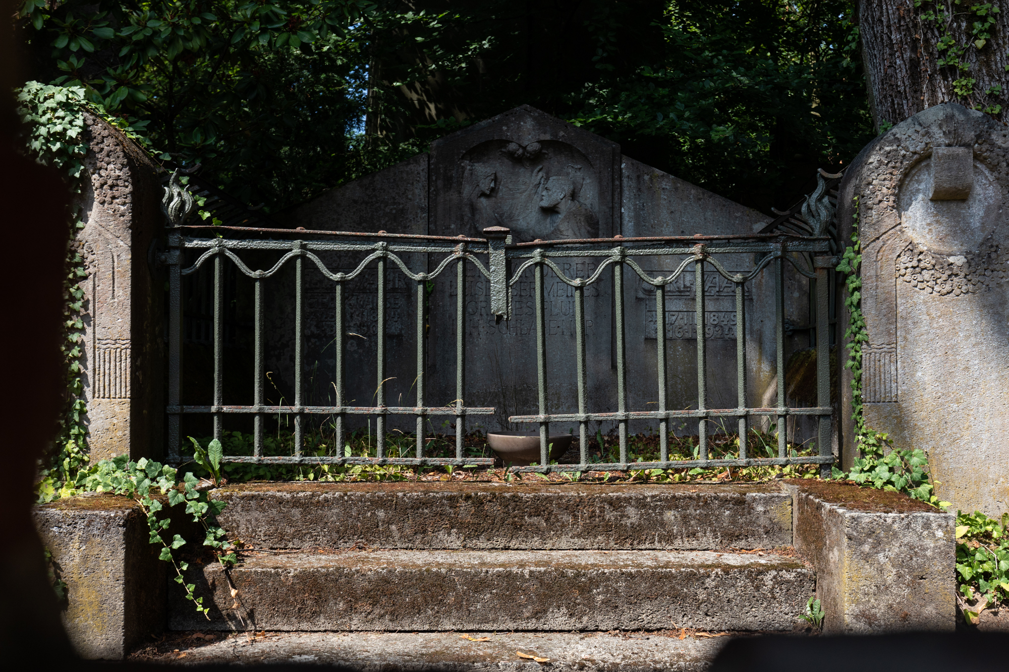 Grab im Friedhof in Klein Glienicke - eine ehemalige von West-Berlin durch die Berliner Mauer abgetrennte und nur mit Sondergenehmigung zugängliche ostdeutsche Enklave