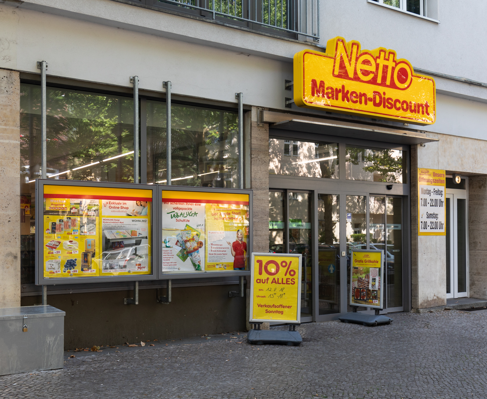 Verkaufsoffener Sonntag advertised at Netto in Berlin Steglitz